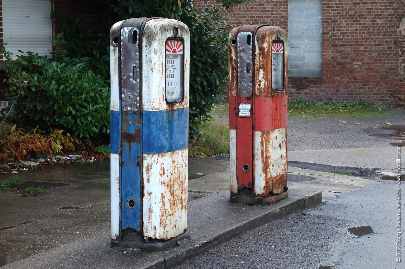 Deux vieilles pompes à essence rouillées dans la villle de Masnières dans le Nord-Pas-de-Calais. 2013