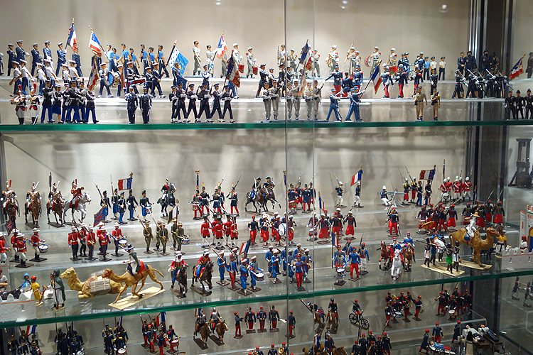 Figurines de plomb - Empire, marine, anglais, légion, armée d'aujourd'hui sur ces étagères de verre © Photogriffon
