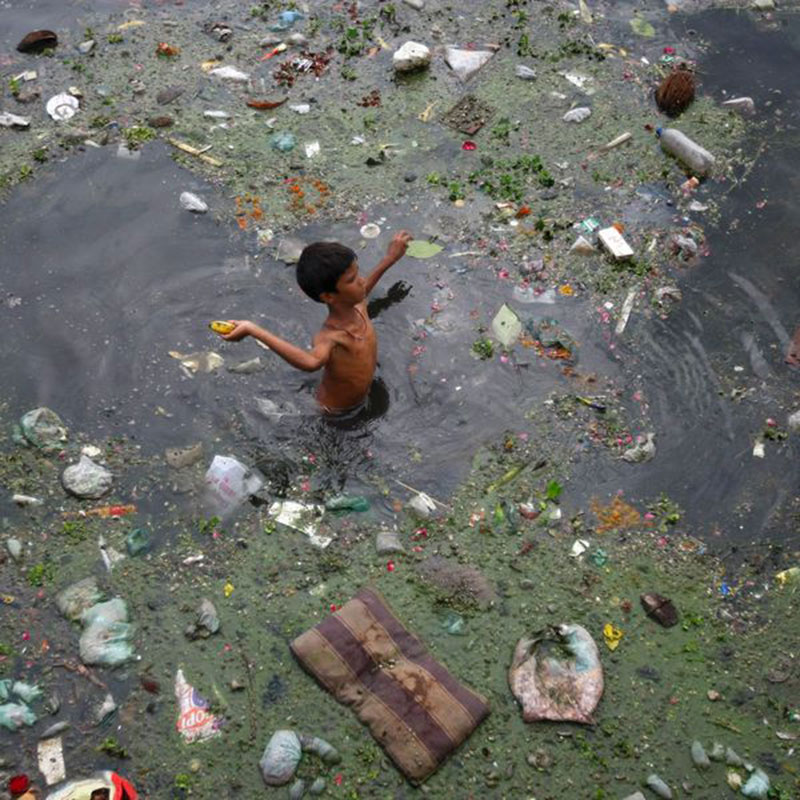 BEST POLLUTION IN THE WORLD - Le Gange en inde.© Photo sous Copyright