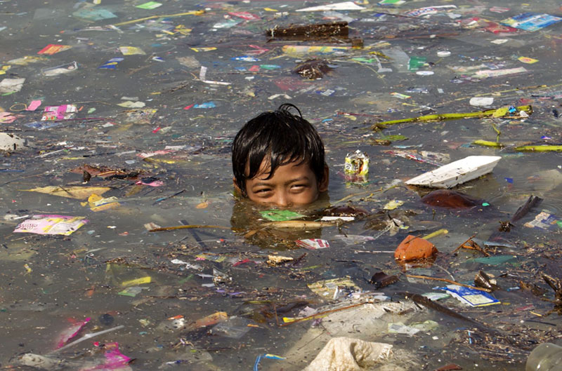 BEST POLLUTION IN THE WORLD - Le Gange en inde.© Photo sous Copyright