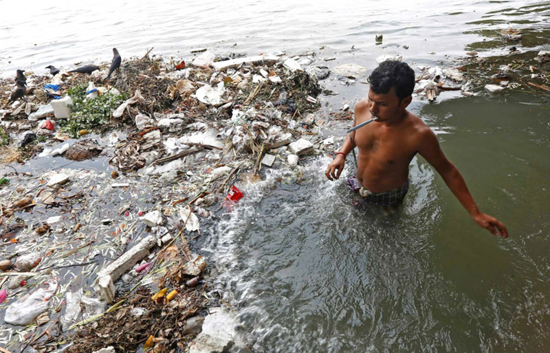 BEST POLLUTION IN THE WORLD -En Inde dans le Gange, cet homme fait un peu de place autour de lui © Photo sous Copyright 
