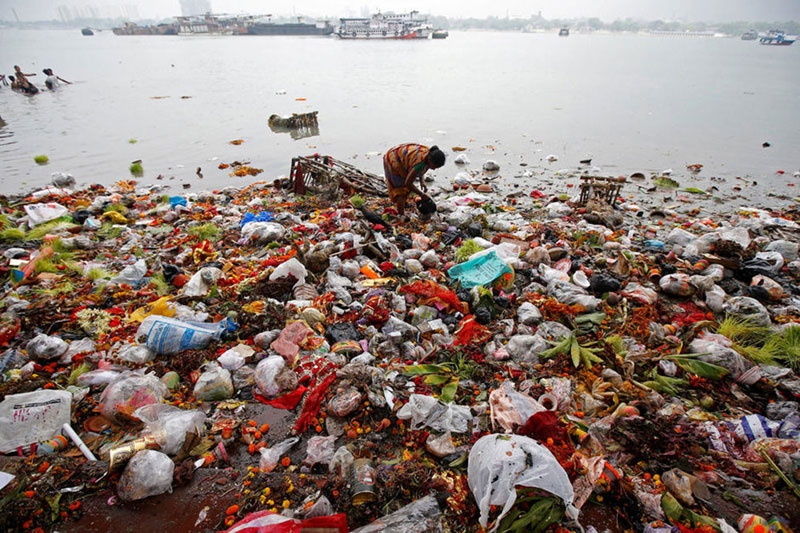 BEST POLLUTION IN THE WORLD - Le Gange rempli de sacs en plastiques flottant avec du contenu surprise © Photo sous Copyright 