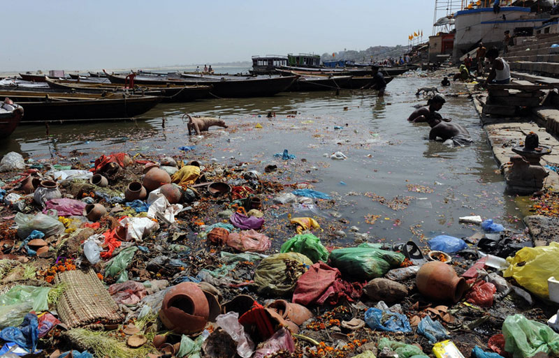 BEST POLLUTION IN THE WORLD - Pollution du Gange en Inde, déchets en tous genres flottent sur le fleuve. © Photo sous Copyright 