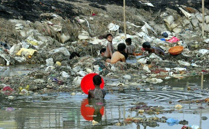 BEST POLLUTION IN THE WORLD - Le Gange en inde, et ses poubelles © Photo sous Copyright 
