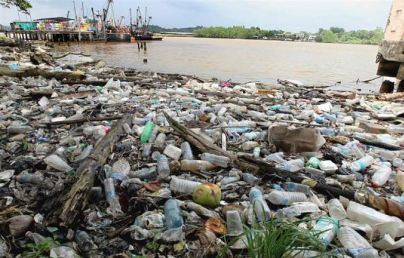 BEST POLLUTION IN THE WORLD -Bouteilles de plastiques en pagaille en Malaisie, les gens se moquent de ce qui flottent à deux pas de leurs maison
© Photo sous Copyright 