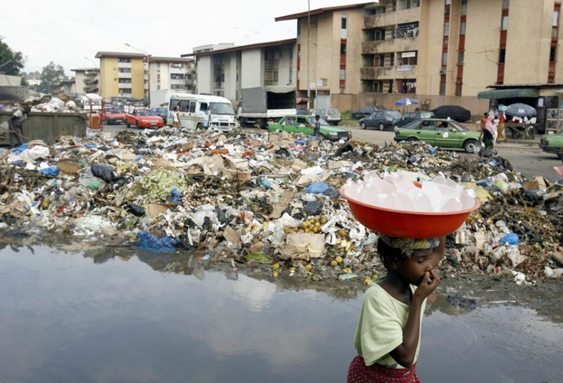 BEST POLLUTION IN THE WORLD - Afrique : Ils ont pas une idée d'enlever ces ordures au bord de l'eau ? Au pire de le sposer un peu plus loin ?
© Photo sous Copyright 
