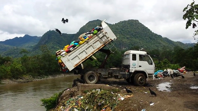 Ce camion déveses ses déchets dans le fleuve, plusieurs vidéos font le tour du monde © Photo sous Copyright
