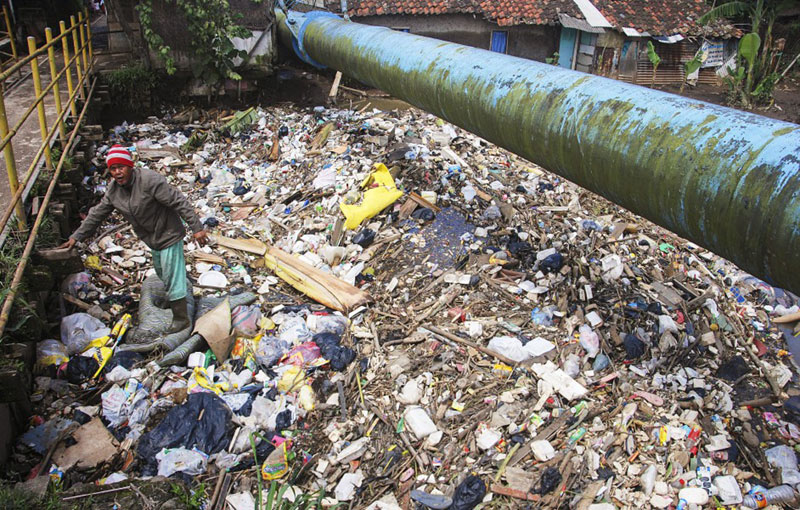 BEST POLLUTION IN THE WORLDRivère de plastiques bloquée sous le pont © Photo sous Copyright 