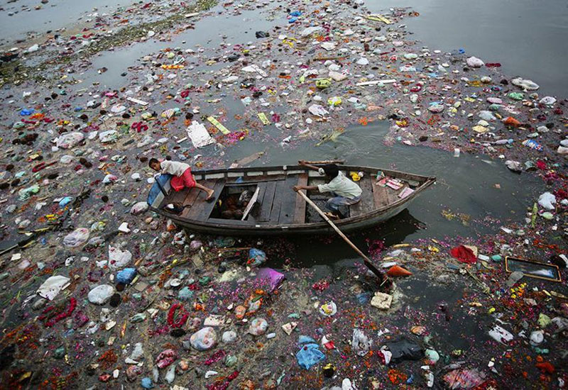 Pollution et déchets flottans dans le Gange en Inde © Photo sous Copyright