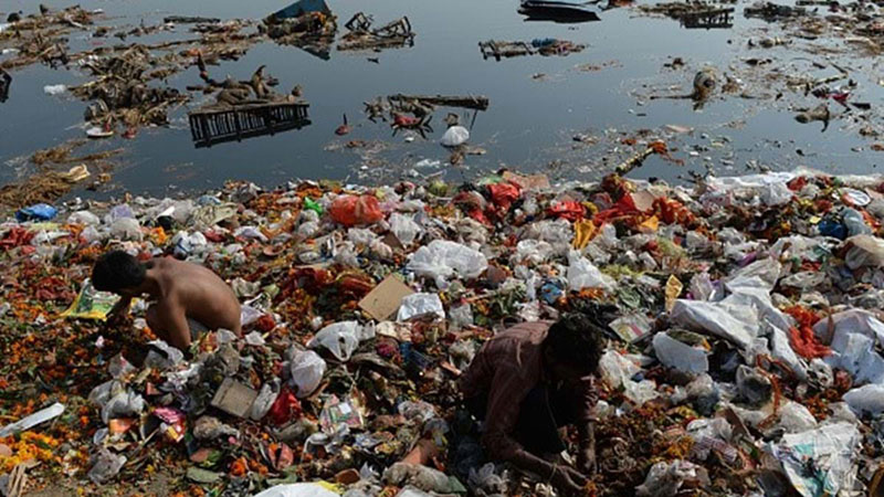BEST POLLUTION IN THE WORLD
Pollution du gange en Inde, déchets en tous genresi © Photo sous Copyright 
