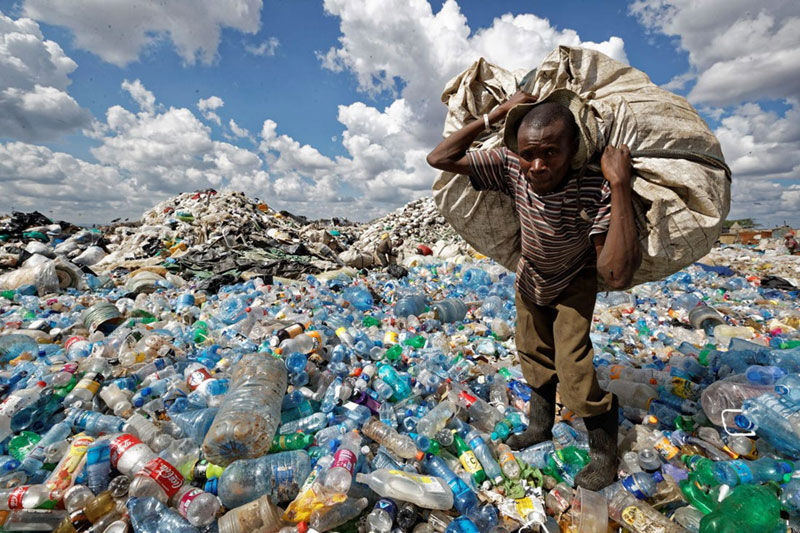 BEST POLLUTION IN THE WORLDDes montagnes de déchets devant cet homme © Photo sous Copyright 
