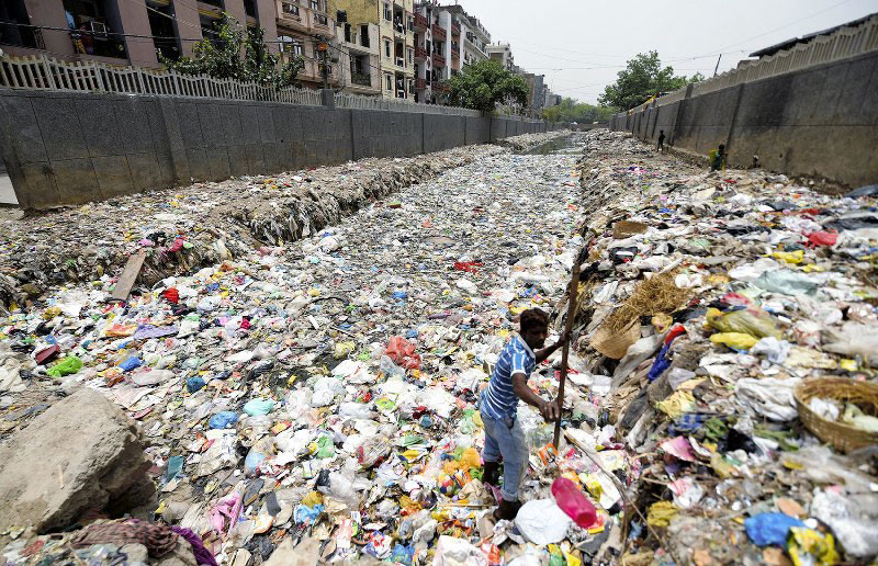 Pollution de plastique et de merdes en tous genre dans ce fleuve en Inde© Photo sous Copyright