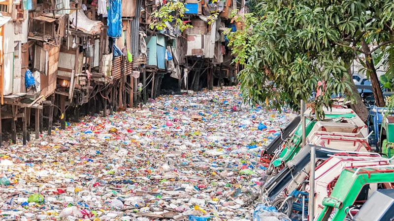 BEST POLLUTION IN THE WORLDRivère de plastiques incroyable en Indonésie © Photo sous Copyright 