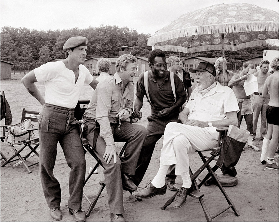 Sylvester Stallone, Michael Caine, Pelé, sous la direction de John Huston