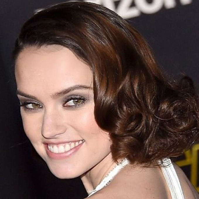 Daisy Ridley in beautiful white dress © Photo sous copyright 