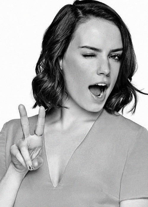 Daisy Ridley sign victory © Photo sous copyright 