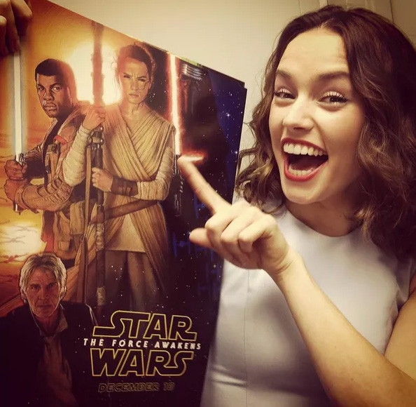 Daisy Ridley is pointing at the poster Star Wars © Photo sous Copyright 