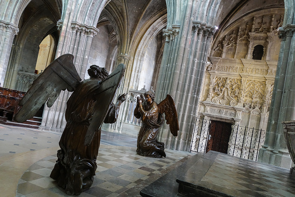 Les deux anges en bois face à face au coeur de l'Eglise Saint-Jacques © Decayeux Jean-Michel