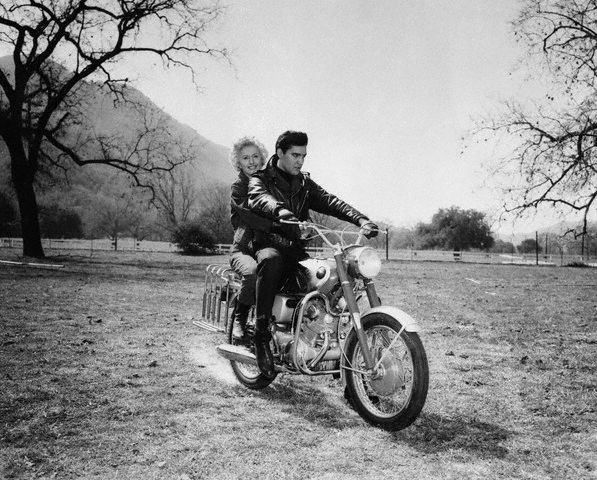 Elvis Presley et Barbara Stanwyck en moto