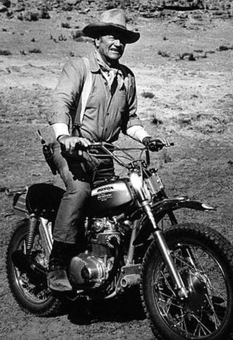 Incroyable photo de John Wayne à moto en costume de cow-boy