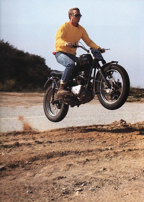 Paul Newman en plein élan avec une moto de Cross Triumph