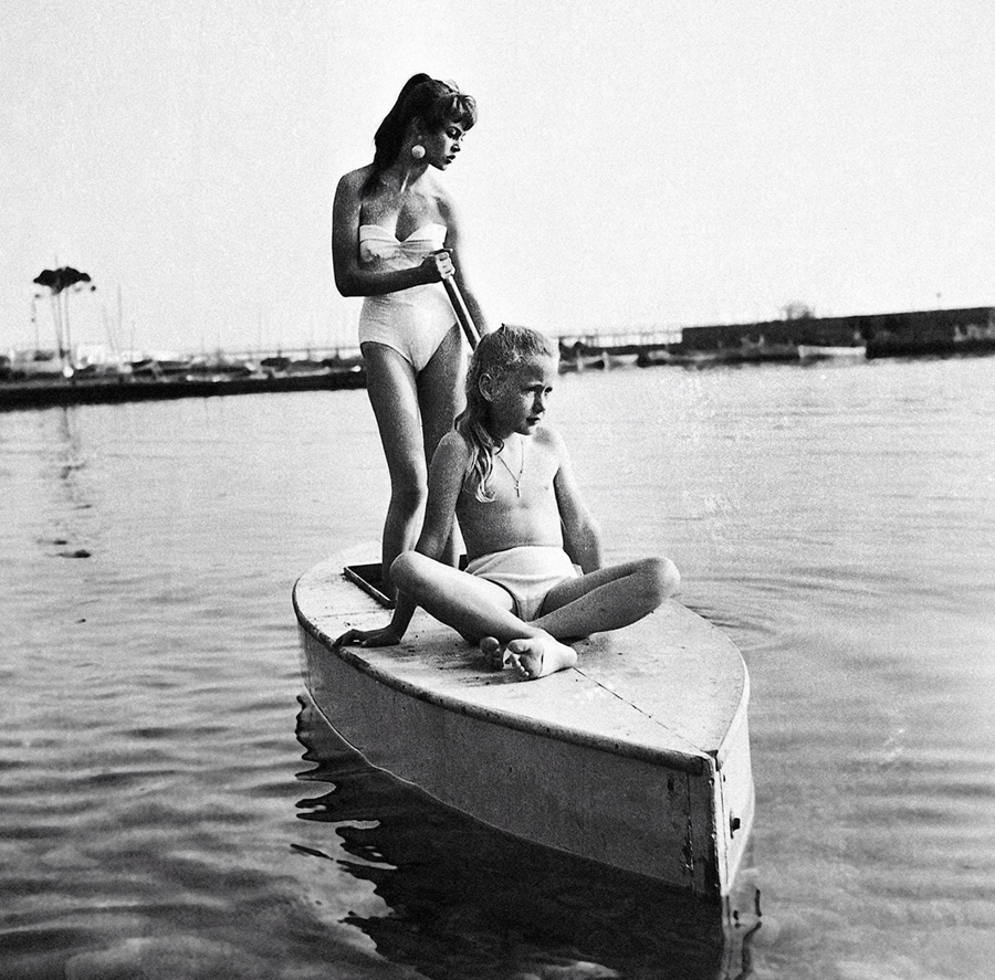 les plus belles photos de Brigitte Bardot.Brigitte Bardot à l'âge de 20 ans avec la petite Brigitte Fossey qui a 8 ans - 1955 © Photo copyright : DR