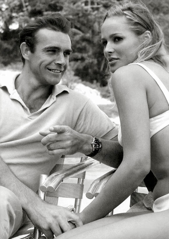 Sean Connery et Ursula Andress ensemble sue le tournage de James Bond Dr No.