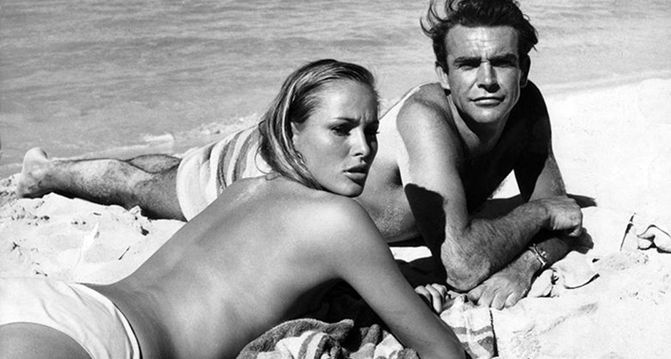 Sean Connery et Ursula Andress allongés sur la plage pour le film James Bond - Dr No