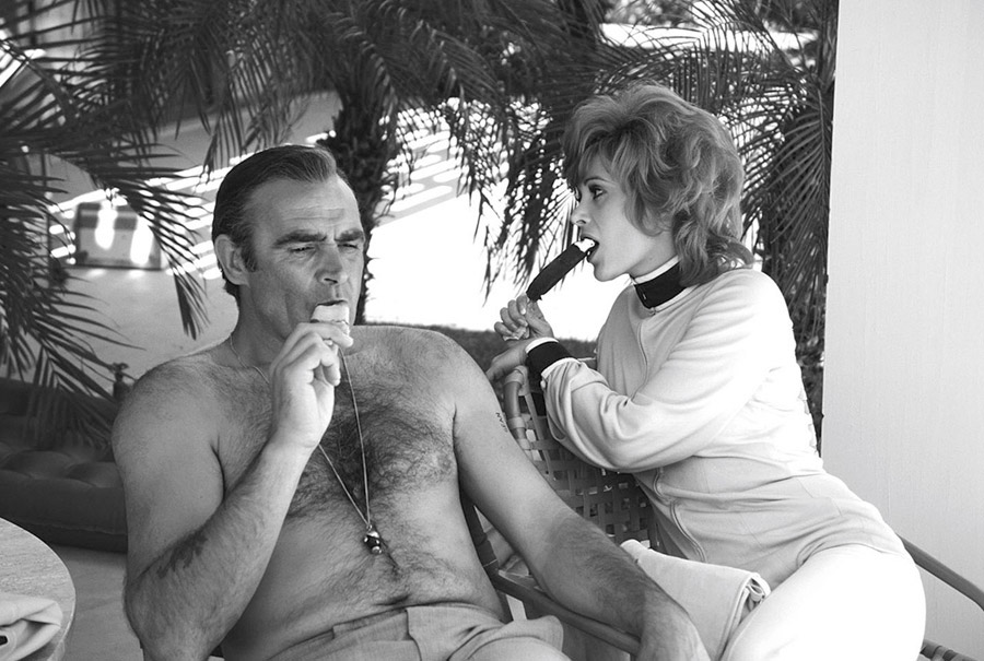 Sean Connery se fait faire un tatouage © Photo sous Copyright 


