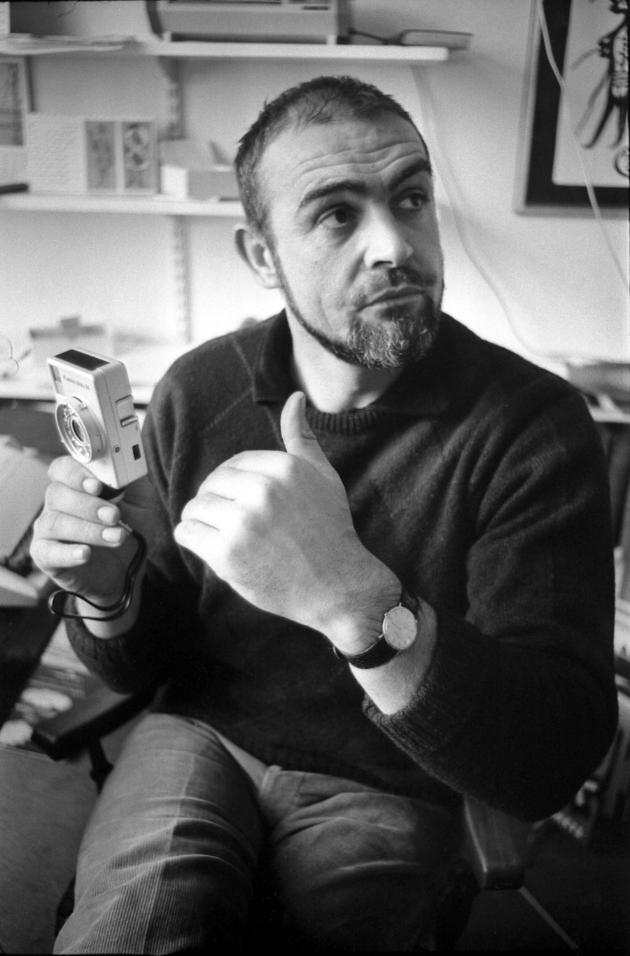 Sean Connery avec un appareil photo - 1966 © Photo sous Copyright
