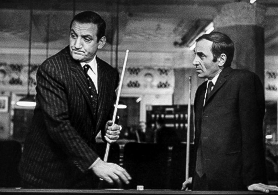 Lino ventura et Charles Aznavour au billard dans le film "La métamorphose des cloportes"
de Pierre Granier-Deferre - 1965 © Photo copyright : bestimage 