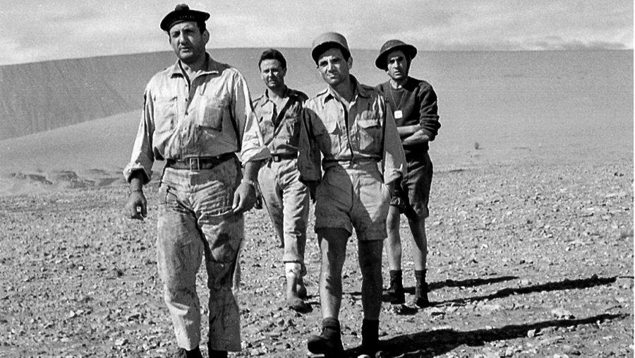 Lino Ventura, Charles Aznavour et derrière Maurice Biraud avec German Cobos dans le film "Un taxi pour Tobrouk" 
1961 © Photo sous Copyright / Marcel Grignon
