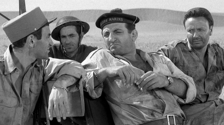 Charles Aznavour, German Cobos, Lino Ventura, Maurice Biraud dans le film "Un taxi pour Tobrouk" 
1961 © Photo sous Copyright / Marcel Grignon