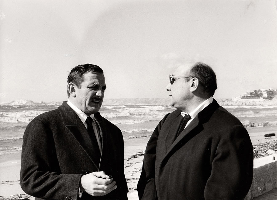 Lino Ventura et Jean-Pierre Melville en pleine discussion devant la mer pour le film "Le Deuxième souffle"
1966 © Photo sous Copyright