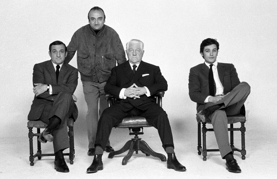 Lino Ventura, Jean Gabin, Alain Delon et debout le réalisateur Henri Verneuil - 1969 © Photo sous Copyright 