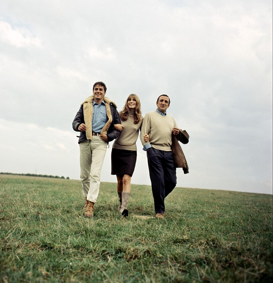 Alain Delon, Lino Ventura et Joanna Shimkus bras dessus bras dessous dans le film "Les aventuriers"
1967 © Photo sous Copyright 