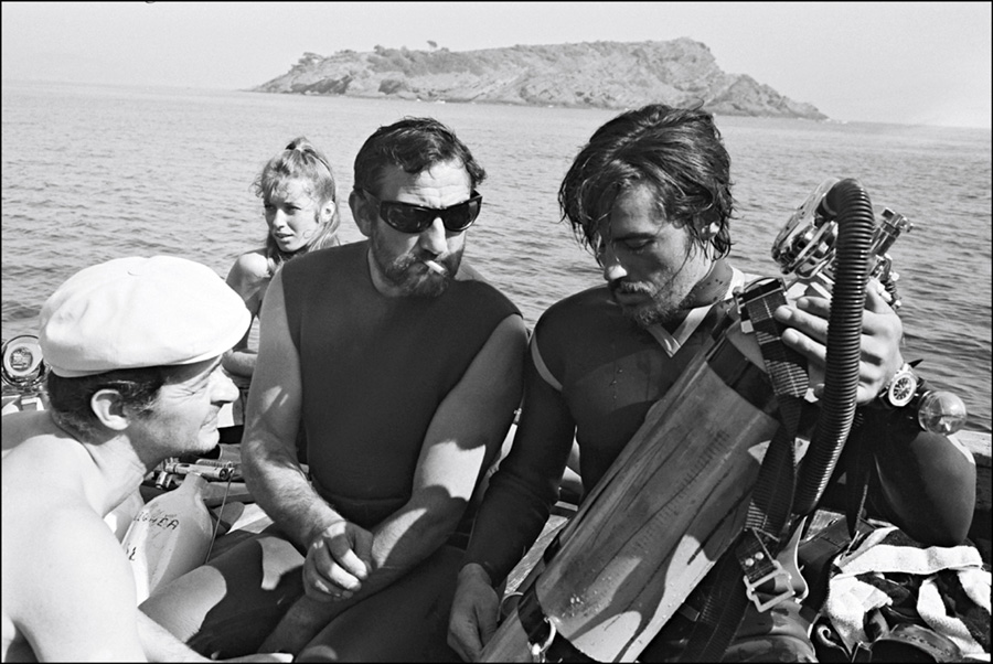 Alain Delon en tenue de plongeur, Lino Ventura, Serge Reggiani et Joanna Shimkus dans le film "Les aventuriers"
1967 © Photo sous Copyright 