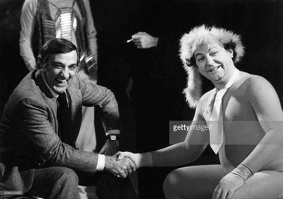 Lino Ventura mort de rire serre la main de Coluche lors d'un plateau d'enregistrement
© Photo sous Copyright / Getty images