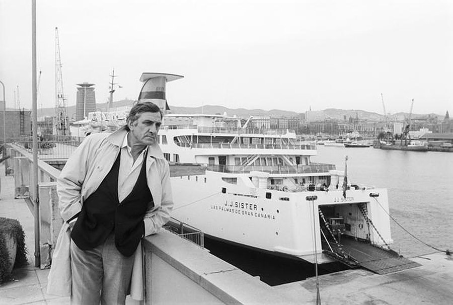 Lino Ventura sur le tournage du film "Un papillon sur l'épaule", 
devant le bateau J.J.SISTER Las Palmas de Gran Canaria 1977 © Photo sous Copyright 

