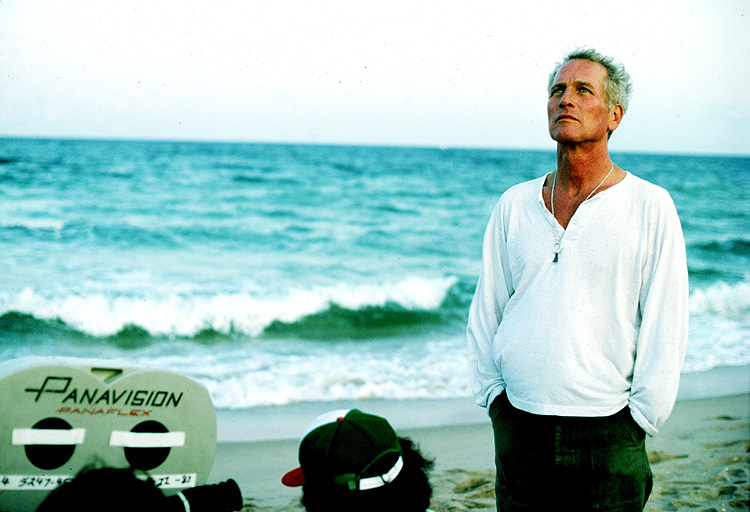 poaul newman sur la plage devant une caméra panavision