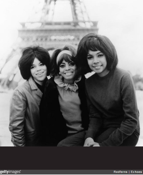 The Supremes et Diana The Supremes and Diana Ross in front of the Eiffel Tower - 1960