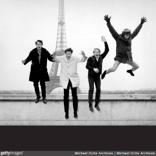 The Beach Boys sautent devant la Tour Eiffel - Paris - 1964