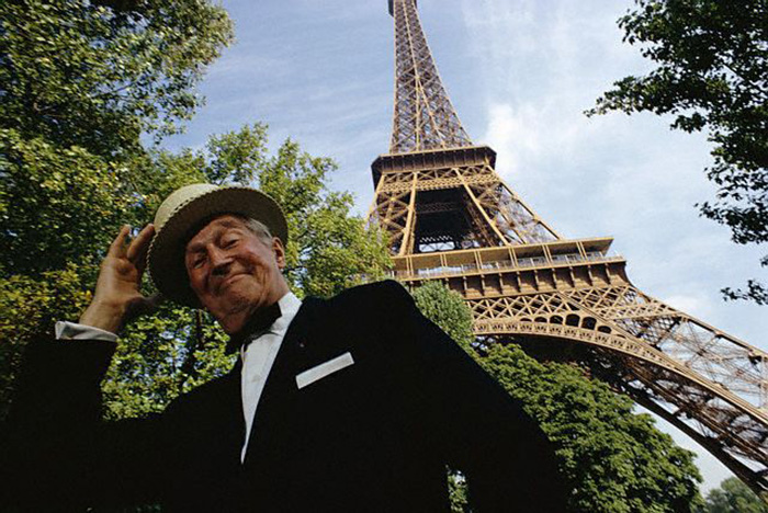 Maurice Chevalier devant la Tour Eiffel