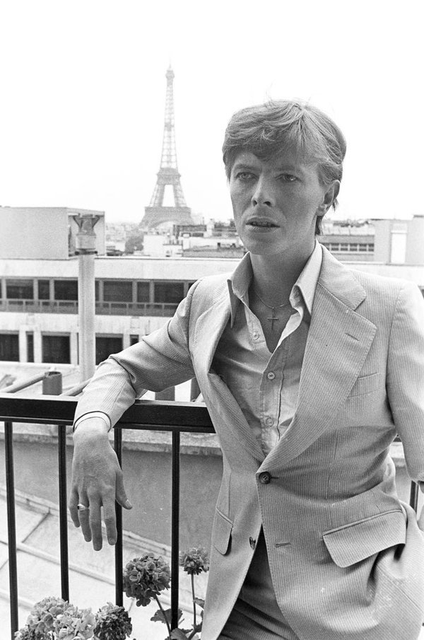 David Bowie devant la Tour Eiffel en 1977