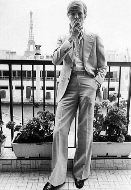 David Bowie devant la Tour Eiffel en 1977