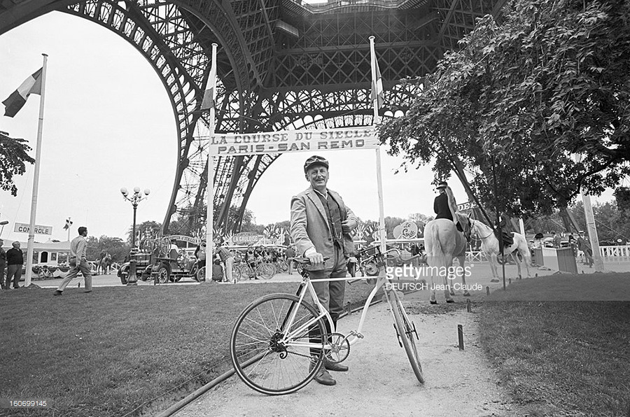 Bourvil en vélo devant la Tour Eiffel pour le film "Les cracks" - 1968