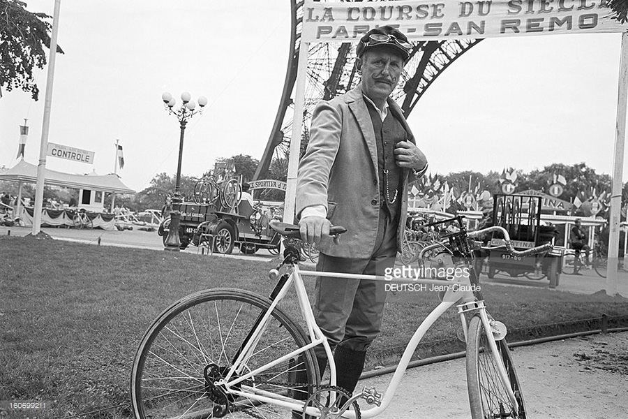 Bourvil en vélo devant la Tour Eiffel pour le film "Les cracks" - 1968