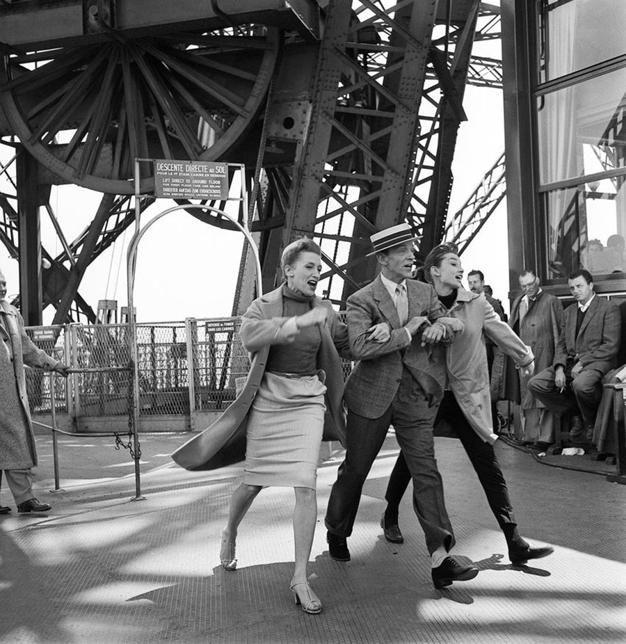 Kay Thompson, Fred Astaire et Audrey Hepburn devant la Tour Eiffel - Paris - France