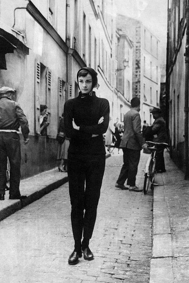 Audrey Hepburn photographiée dans une rue à Montmartre en 1956 - Paris France