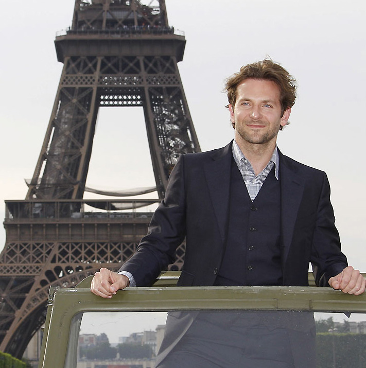 Bradley Cooper pose devant la Tour Eiffel pendant la promotion du film